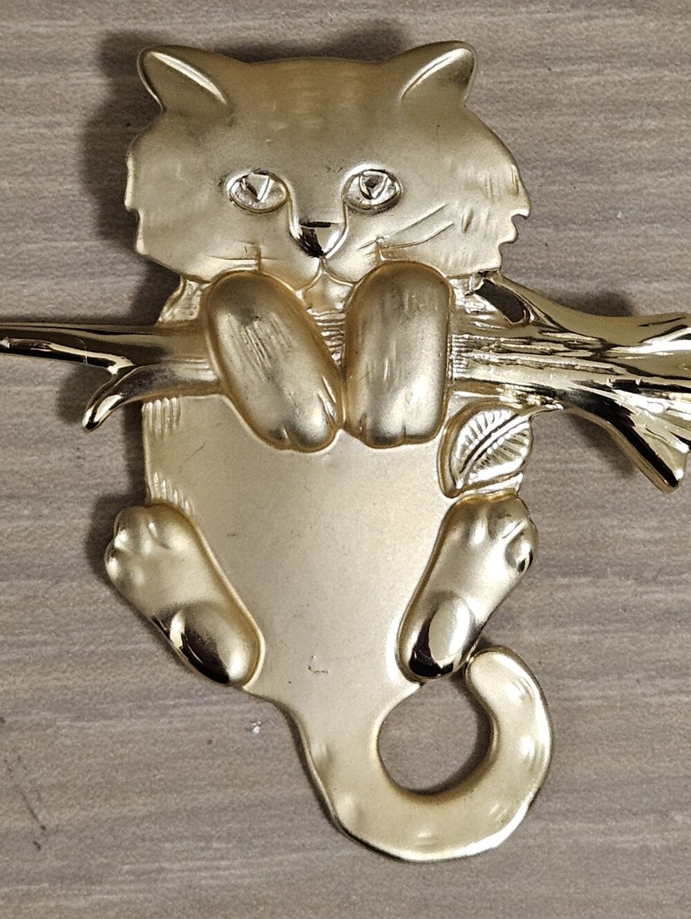 VINTAGE BROOCH SIGNED AJC MATTE GOLD TONE 2.25" KITTEN CAT HANGING TREE BRANCH